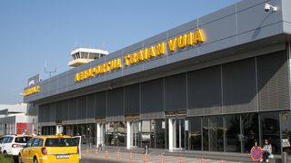 Incident pe aeroportul International "Traian Vuia" din Timisoara. Un avion a lovit doi stalpi de iluminat