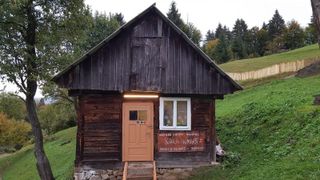 Cea mai mica scoala din Romania. In institutia mai mica decat o sufragerie invata 10 copii. Iata cum arata scoala dintr-un catun din Maramures