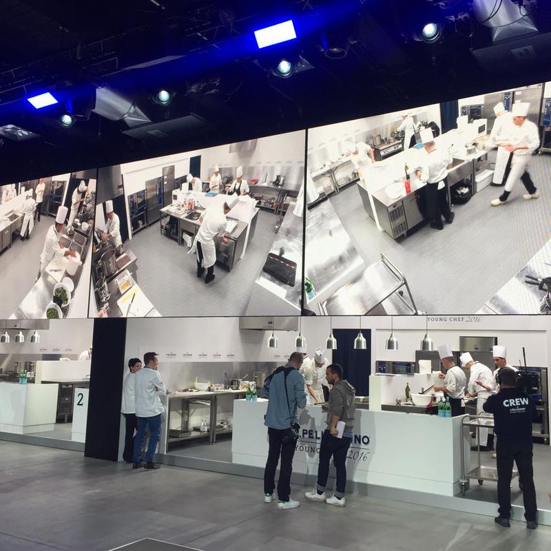 Imagine din targul de la Paris (foto: facebook Adi Hadean)