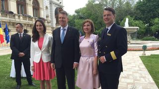 Sotul Madalinei Puscalau, purtatorul de cuvant al lui Klaus Iohannis, castiga 5.000 de euro pe luna! Emil Dobrovolschi este pilot Tarom