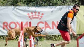 Consilierul general participa la competitii alaturi de cainele sau