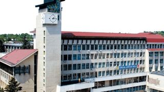 Vaslui: Biroul prefectului, distrus de ploile abundente. Din tavan, curge apa pe masa de lucru