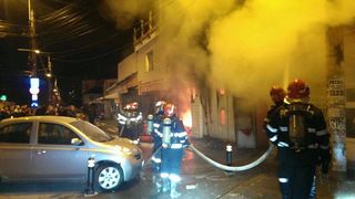 Bucuresti. Incendiu la un service auto din cartierul Berceni. Mai multe echipaje de pompieri au intervenit