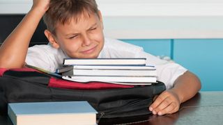 Mai multi elevi dintr-o scoala din Pitesti refuza sa intre la ore de cateva zile din cauza unui coleg cu ADHD. Autoritatile cauta solutie sa rezolve problema