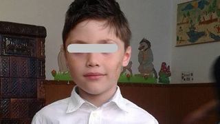 Alex are acum 7 ani si e clasa pregatitoare. Pe obrajor se vede urma tragediei careia i-a supravietuit