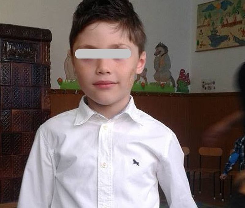Alex are acum 7 ani si e clasa pregatitoare. Pe obrajor se vede urma tragediei careia i-a supravietuit