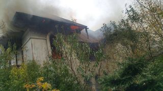 Incendiu de proportii la o casa din centrul Bucurestiului. Din fericire, imobilul este nelocuit