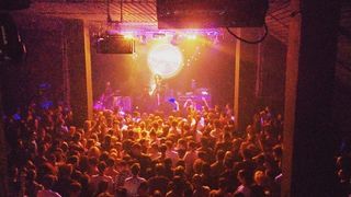 Scandal urias in jurul piesei rock in care au fost folosite strigatele de spaima si durere ale victimelor prinse in incendiul de la Colectiv. Mama lui Alexis Matache, barmanita din club, reactioneaza