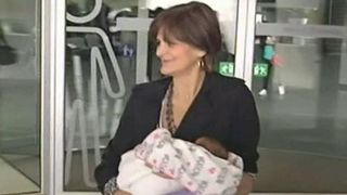 Si-a dorit foarte mult o fetita si visul i s-a indeplinit. O femeie de 62 de ani, mama a doi baieti, a adus pe lume o fetita perfect sanatoasa