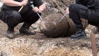 Circulaţia feroviară &icirc;ntre Sibiu şi Copşa Mică, oprită din nou după ce s-au găsit alte patru bombe de aviaţie l&acirc;ngă linie