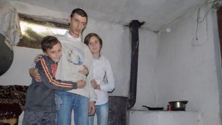 Povestea tragica a tatalui care isi creste cei doi copii intr-un grajd, dupa ce sotia l-a parasit