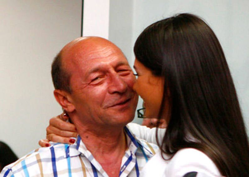 Traian Basescu a fost chemat in instanta impreuna cu toata familia