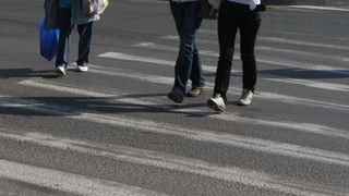 Buzau: O adolescenta a ajuns in coma la spital, dupa ce a fost lovita de o masina pe trecerea de pietoni