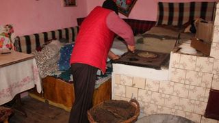 In 2016, inca exista romani care se incalzesc cu balega. Suntem unici in Europa pentru acest combustibil