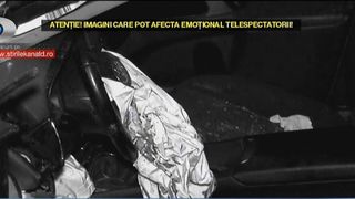 Accident infiorator. O minune i-a tinut in viata. A intrat cu viteza intr-un tren care se deplasa, iar masina a fost aruncata la zeci de de metri distanta