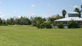 Casa lui Tanjala, vazuta chiar de pe pista aeroportului