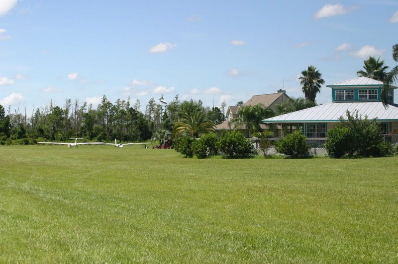 Casa lui Tanjala, vazuta chiar de pe pista aeroportului