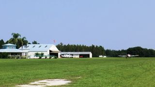 In hangarele aeroportului se afla sapte planoare