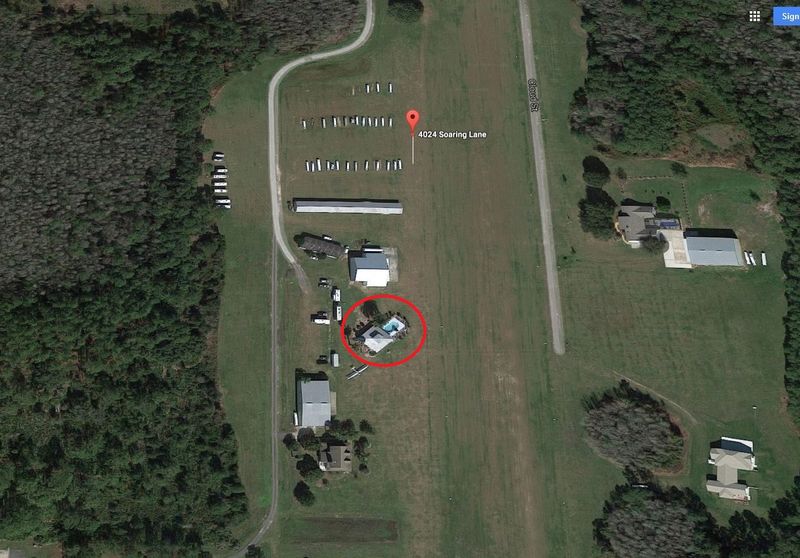 Vila lui Tanjala (in medalion) se afla langa aeroport si pista pe care o folosesc planoarele