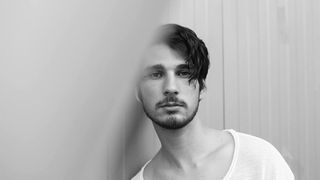 Cat castiga un actor tanar in Romania? La doar 25 de ani, Anghel Damian e consilierul personal al ministrului culturii! Tanarul obtine 6.000 de lei pe luna din prestatiile sale in teatru si film!