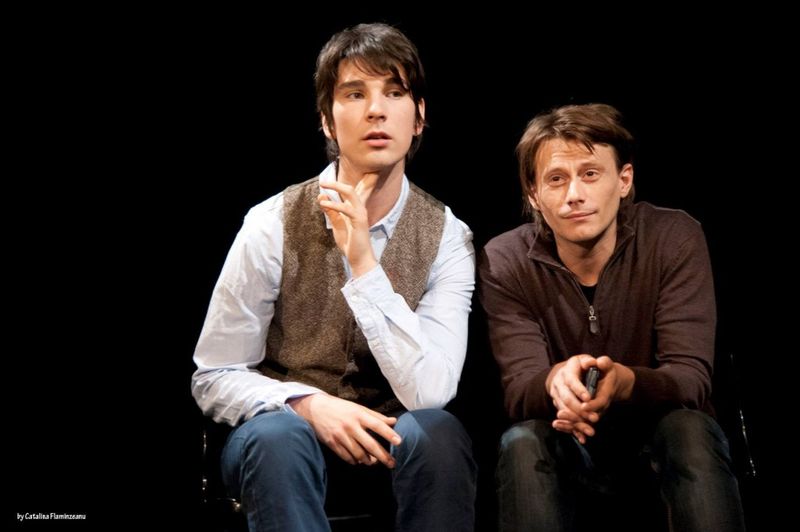 Anghel Damian, pe scena de teatru, alaturi de actorul Marius Manole