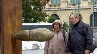 Ce spun bucurestenii despre opera de arta din Piata Revolutiei. Sculptura cu o forma ciudata pune la lucru imaginatia oamenilor