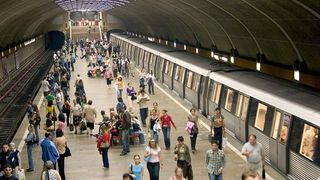 Alerta de la metrou a fost falsa! Circulatia metrourilor a fost reluata. Pirotehnistii au gasit doua sticle de suc si un sandwich in sacosa abandonata