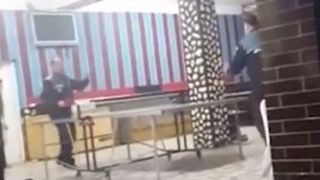 Doi politisti din comuna gorjeana Stoina, filmati cand jucau tenis de masa. Primarul comunei: "cu siguranta erau in timpul serviciului"