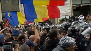 Incidente la mitingul pentru unirea Basarabiei cu România din Capitala: Jandarmii au intervenit în forta si au retinut cel putin trei persoane. Unionistii si-au pus corturi in centrul Bucurestiului