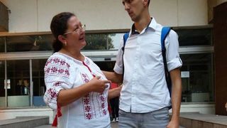 Lectie de viata de la o mamica din Buzau. A intrat la facultate impreuna cu fiul ei surdo-mut. "Dumnezeu a vrut ca amandoi sa fim admisi, si nu oricum". Povestea impresionata a celor doi