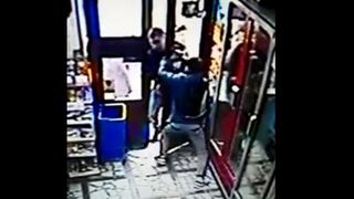 Ce a patit un tanar care a avertizat o femeie ca un individ incearca sa ii fure portofelul din geanta