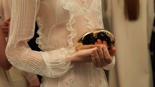 Casa Valentino a realizat posete ce imita operele lui Brancusi