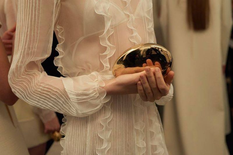 Casa Valentino a realizat posete ce imita operele lui Brancusi