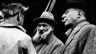 Brancusi (in mijloc) este sursa de inspiratie si pentru designeri