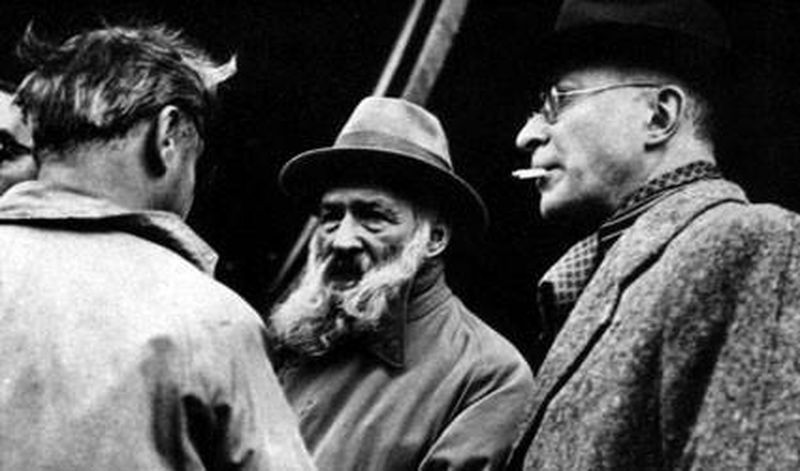 Brancusi (in mijloc) este sursa de inspiratie si pentru designeri