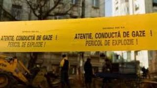 Conductă de gaze fisurata, descoperita de jandarmii din Prahova. Locul este pazit de pompieri pana la remedierea avariei