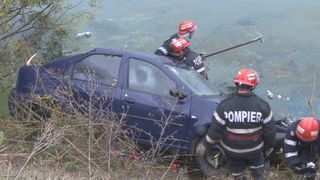 Cele doua tinere care au cazut cu masina in Olt au fost salvate de pompierii din Sibiu