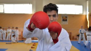 Povestea campionului international la karate care traieste intr-un grajd, in apropiere din Bucuresti