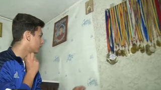 El este Alexandru, un baiat de 14 ani, campion national si international la karate - Traieste intr-un grajd, dar asta nu l-a impiedicat sa aiba un perete plin de medalii