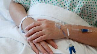 Fuma cate trei tigari in fiecare dimineata, iar acum a ajuns in stare critica la spitalul din Iasi. Acest obicei o face sa se zbata intre viata si moarte