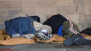 O persoana a turnat benzina pe doi oameni ai strazii din Galati, apoi le-a dat foc. Este cautata acum de toti politistii din judet