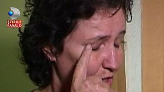 Scandalul provocat de educatoarea din judetul Vrancea, filmata in timp ce bate doi copii, ia amploare. Mama care a filmat scenele, pusa la zid de ceilalti parinti