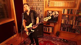 Mormantul lui Alex Pascu, chitaristul mort dupa tragedia din Colectiv, este intotdeauna plin de flori, pe care le aduce mama sa! Ana Pascu este presedintele de onoare al federatiei de scrima