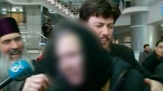 Decizia instantei pare sa nu conteze pentru aceasta femeie care ar fi facut orice sa-l apare pe IPS Teodosie de jurnalisti: "E Inalt Preasfintitul nostru. Nu va e frica de Dumnezeu?"