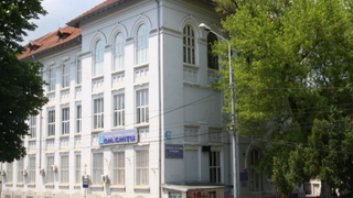 O eleva din Craiova, care chiulea de la cursuri, s-a aruncat de la etaj de frica sa nu o prinda profesoara de serviciu