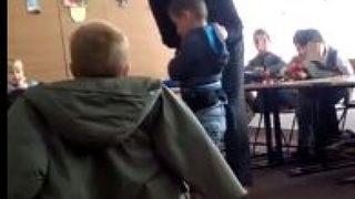 Educatoarea din judeţul Vrancea, filmată lovind şi jignind doi copii, a fost suspendată din funcţie: "Nesimţitule, stai dracului &icirc;ntr-un loc, dar-ar naiba-n creierii tăi"