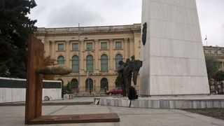 Misterul operei de arta cu forma ciudata din Piata Revolutiei a fost descifrat. Cine e autorul sculpturii care a provocat cele mai surprinzatoare reactii