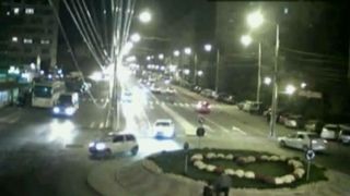 Doi barbati din Galati, surprinsi de camerele de supraveghere cand fura flori dintr-un sens giratoriu