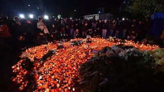 Un monument dedicat victimelor incendiului din Colectiv este amplasat &icirc;n Piaţa Bucur şi va fi inaugurat duminică