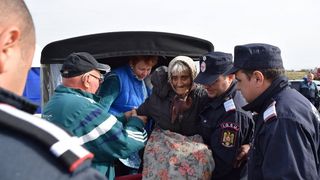 Batrana de 93 de ani, din Timis, salvata dupa 12 ore de cautari! Femeia s-a dus cu animalele la pascut si s-a ratacit in padure